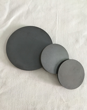 Black ferrite magnet